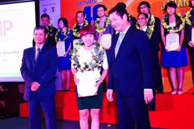 Phó Tổng Giám đốc MPTelecom Bà Đoàn Thu Trang trong lễ trao chứng nhận 40 doanh nghiệp CNTT hàng đầu Việt Nam năm 2015