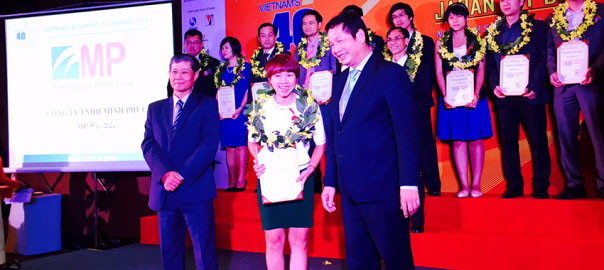 Phó Tổng Giám đốc MP Transformation Bà Đoàn Thu Trang trong lễ trao chứng nhận 40 doanh nghiệp CNTT hàng đầu Việt Nam năm 2015