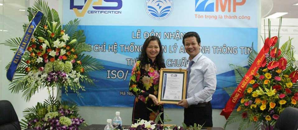 Ông Nguyễn Việt Trung nhận chứng chỉ ISO/IEC 27001:2005