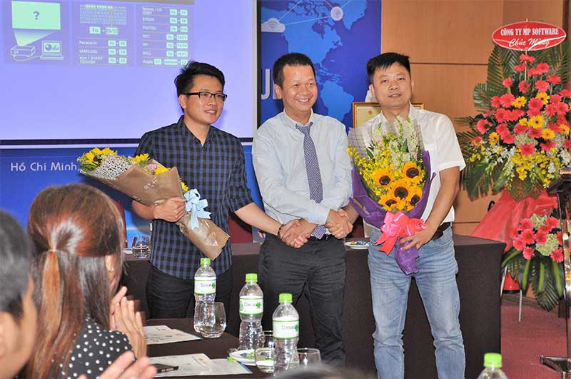 Ông Nguyễn Việt Trung - TGĐ Công ty Minh Phúc tặng hoa chúc mừng nhóm phát triển giải pháp quản lý Contact Center.