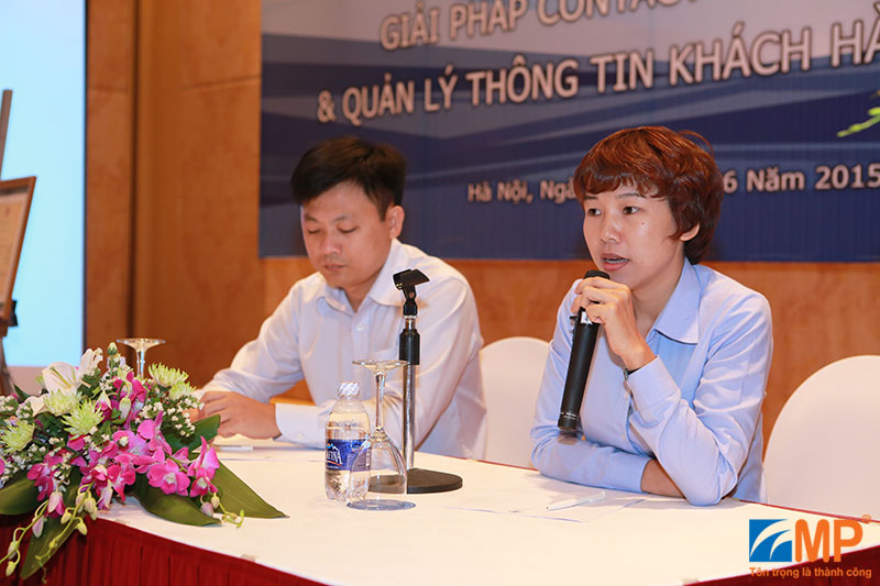 Ông Nguyễn Phương Hà - Giám đốc Trung tâm Kỹ thuật R&amp;D và bà Đoàn Thu Trang - Giám đốc Kinh doanh Minh Phúc Telecom đại diện Công ty trả lời thắc mắc của khách mời